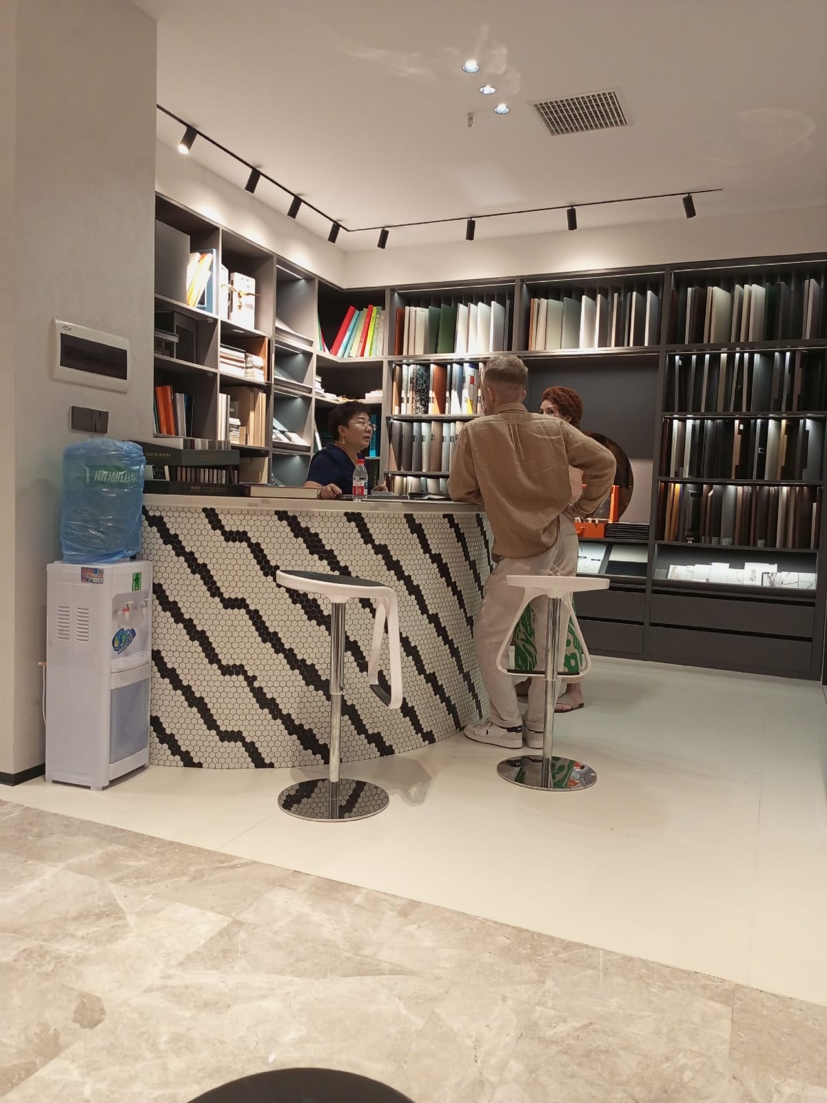 Сопровождение и услуги переводчика по выставкам и рынкам в Китае от компании ПЭК Гуанчжоу