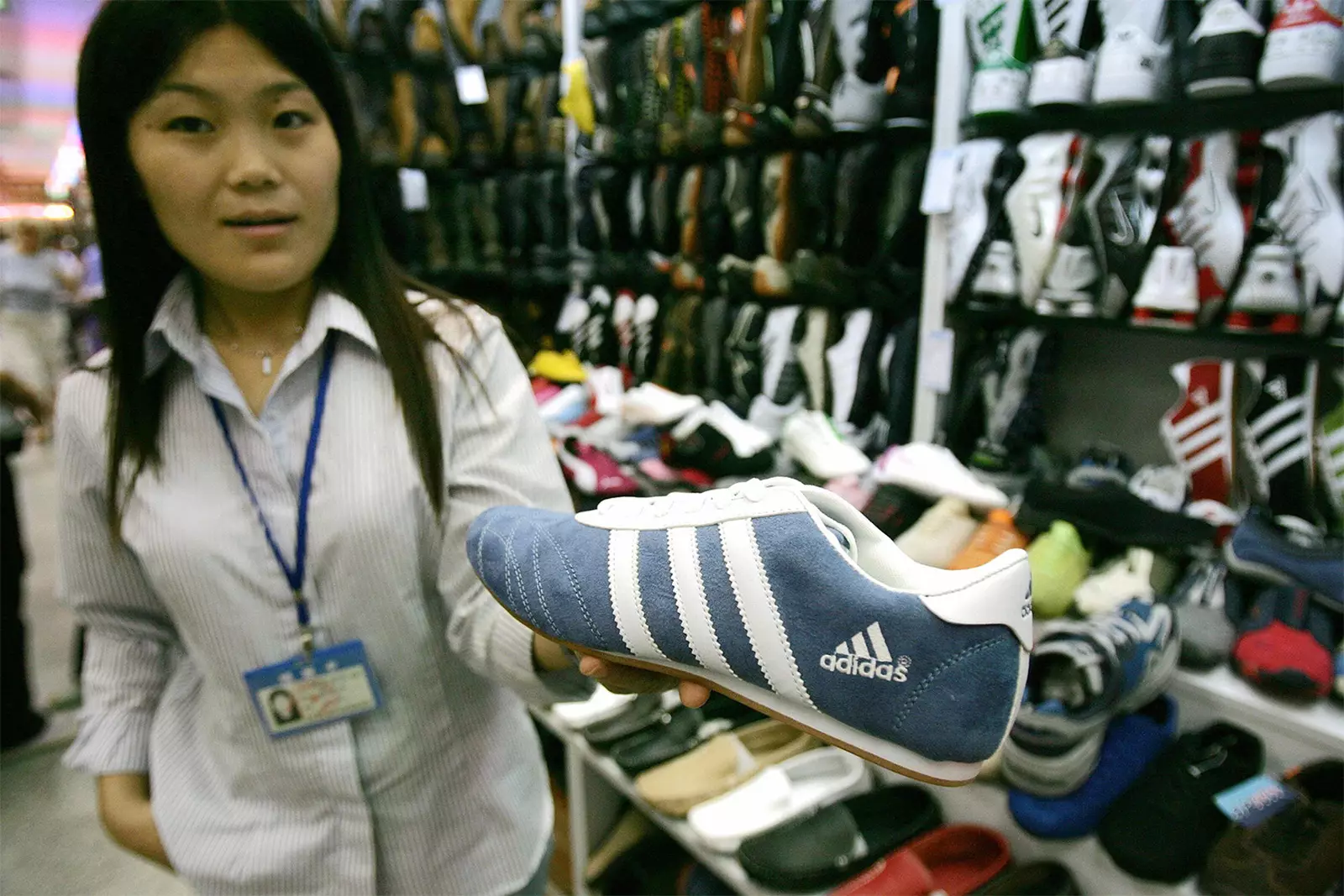 Доставка кроссовок из Китая в Россию через ПЭК Китай Гуанчжоу