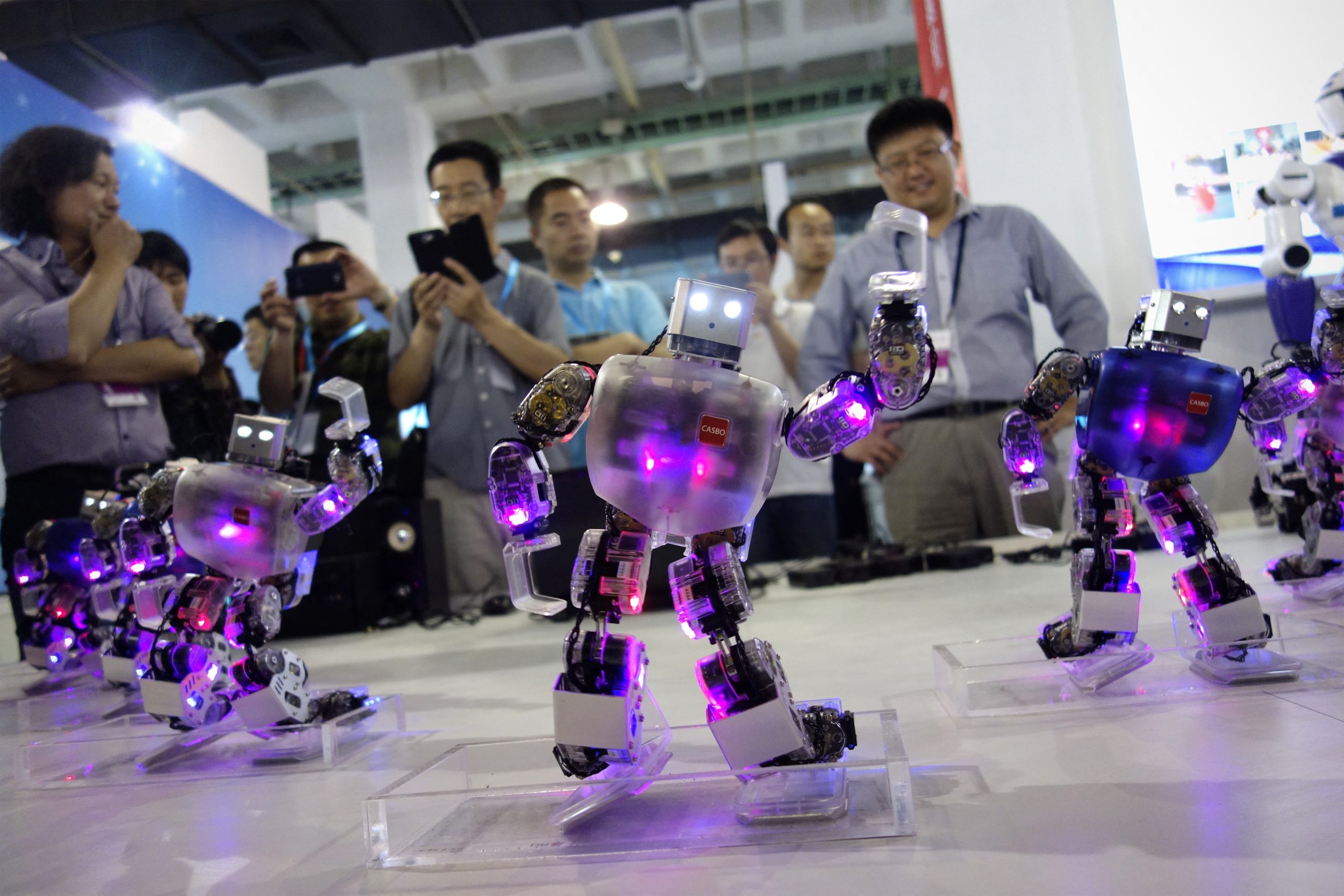 Доставка товаров из Китая. Роботы из китая в Россию через ПЭК Китай Гуанчжоу Карго.