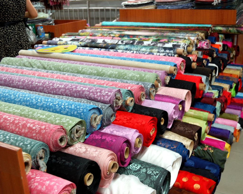 Карго доставка из Китая больших партий ткани для пошива выпускных и вечерних платьев через транспортную компанию ПЭК Гуанчжоу